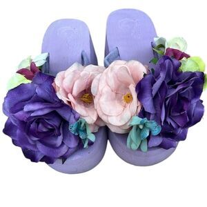 Make a statement with these adorable flower adorned wedge sz6 flip flops EUC